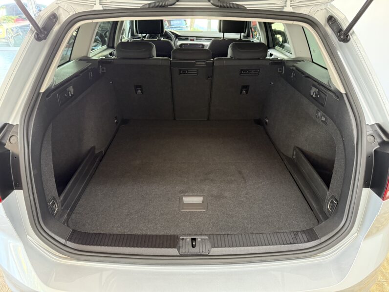 
								Volkswagen Passat Variant_1.Hand_Scheckheft_AHK_Garantie full									