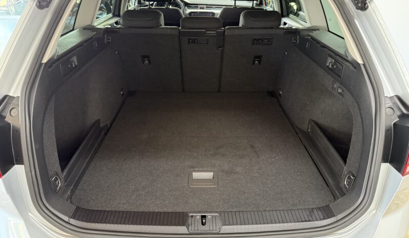 
								Volkswagen Passat Variant_1.Hand_Scheckheft_AHK_Garantie full									