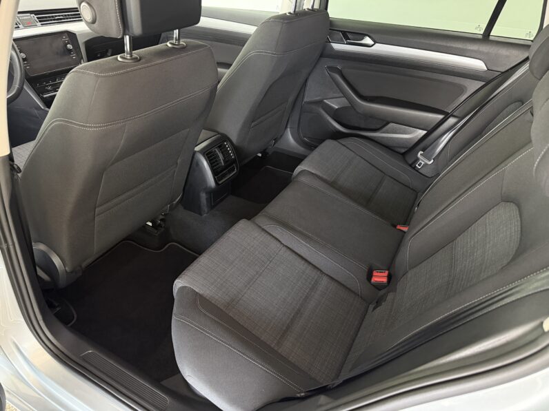 
								Volkswagen Passat Variant_1.Hand_Scheckheft_AHK_Garantie full									