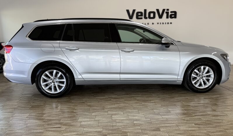 
								Volkswagen Passat Variant_1.Hand_Scheckheft_AHK_Garantie full									