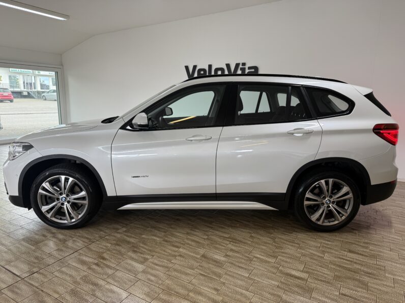
								BMW X1 xDrive 20i Sport/Shadow/Kamera/AHK/LED/1.Hand full									
