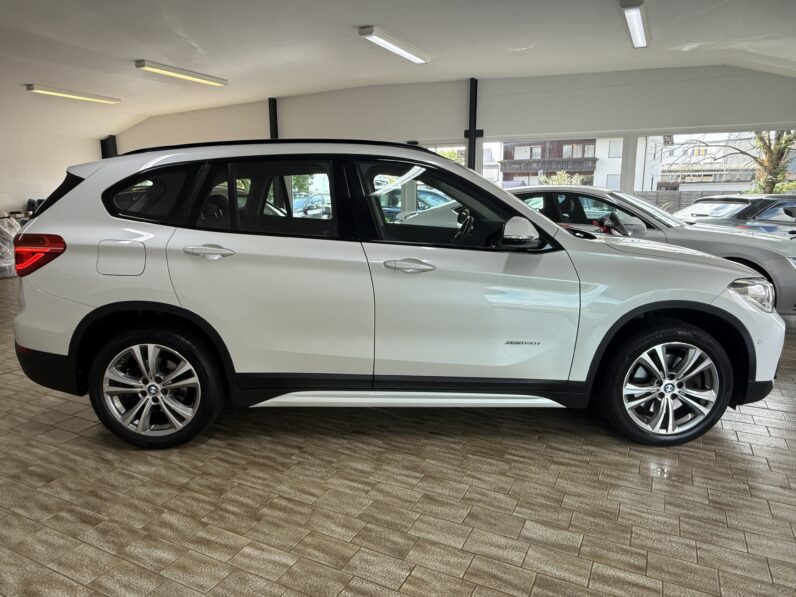 
								BMW X1 xDrive 20i Sport/Shadow/Kamera/AHK/LED/1.Hand full									