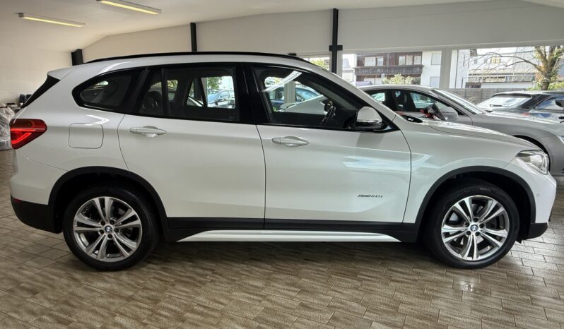 
								BMW X1 xDrive 20i Sport/Shadow/Kamera/AHK/LED/1.Hand full									