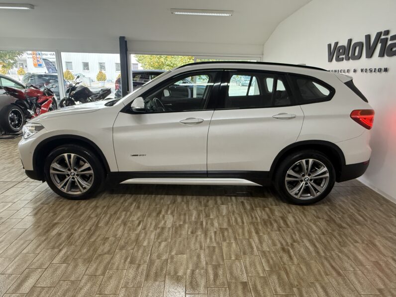 
								BMW X1 xDrive 20i Sport/Shadow/Kamera/AHK/LED/1.Hand full									