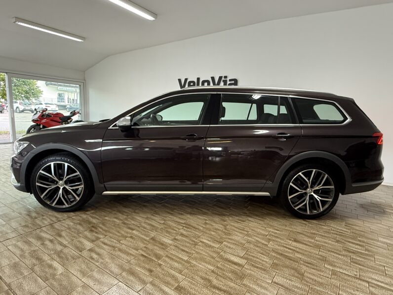 
								Volkswagen Passat Variant Alltrack 4Motion/Panorama/AHK/LED full									