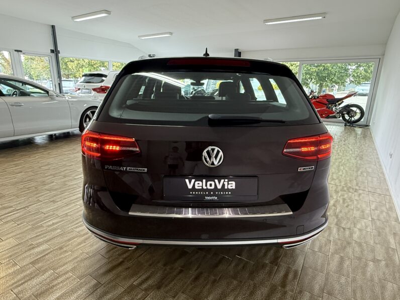 
								Volkswagen Passat Variant Alltrack 4Motion/Panorama/AHK/LED full									