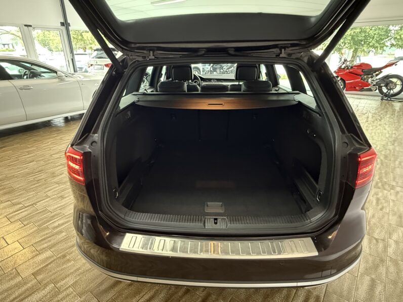 
								Volkswagen Passat Variant Alltrack 4Motion/Panorama/AHK/LED full									