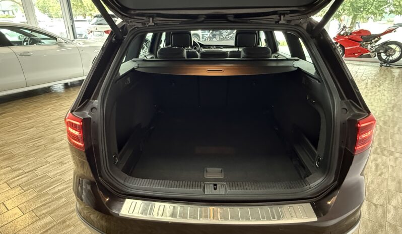 
								Volkswagen Passat Variant Alltrack 4Motion/Panorama/AHK/LED full									