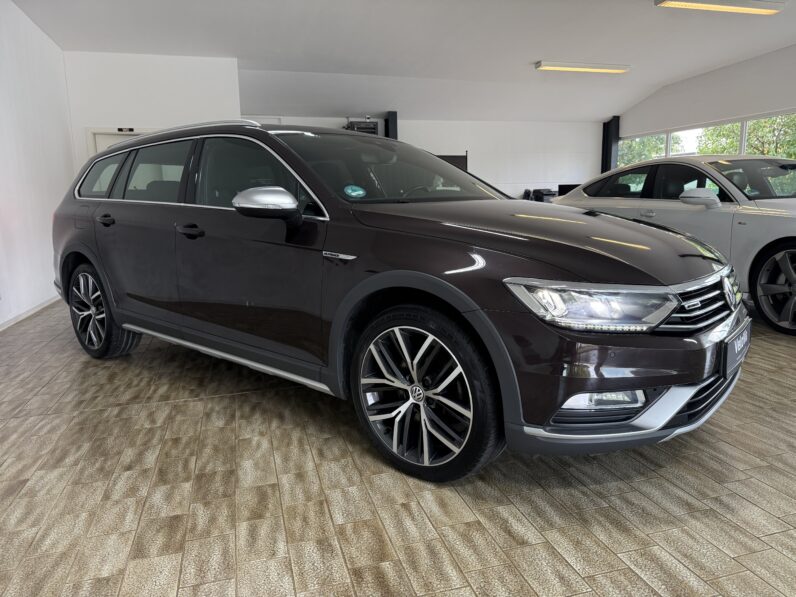 
								Volkswagen Passat Variant Alltrack 4Motion/Panorama/AHK/LED full									
