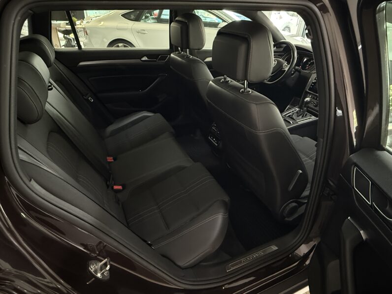 
								Volkswagen Passat Variant Alltrack 4Motion/Panorama/AHK/LED full									