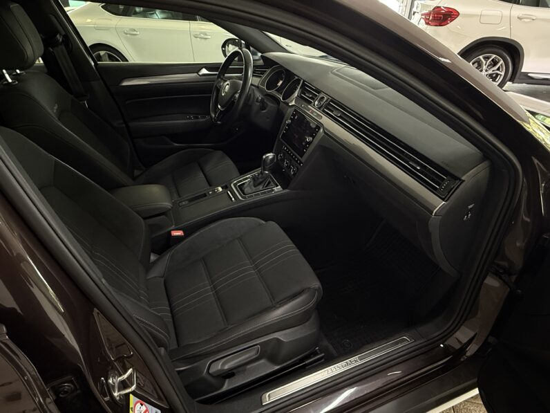 
								Volkswagen Passat Variant Alltrack 4Motion/Panorama/AHK/LED full									