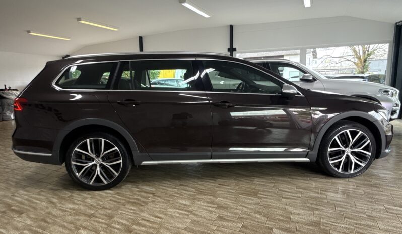 
								Volkswagen Passat Variant Alltrack 4Motion/Panorama/AHK/LED full									