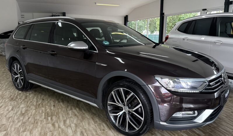 
								Volkswagen Passat Variant Alltrack 4Motion/Panorama/AHK/LED full									